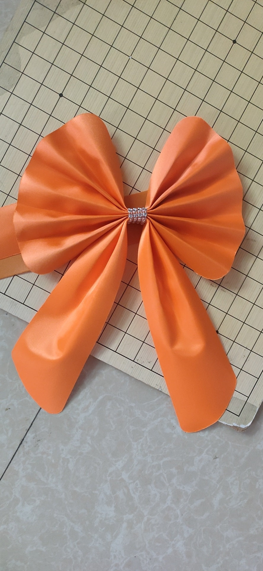 Decoração de encosto de cadeira de casamento