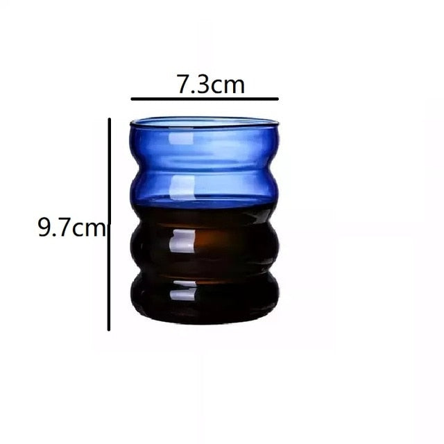 Copo de vidro em forma de onda