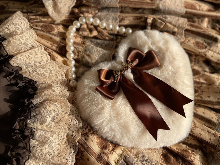 Bolsa de mão de pelúcia com coração